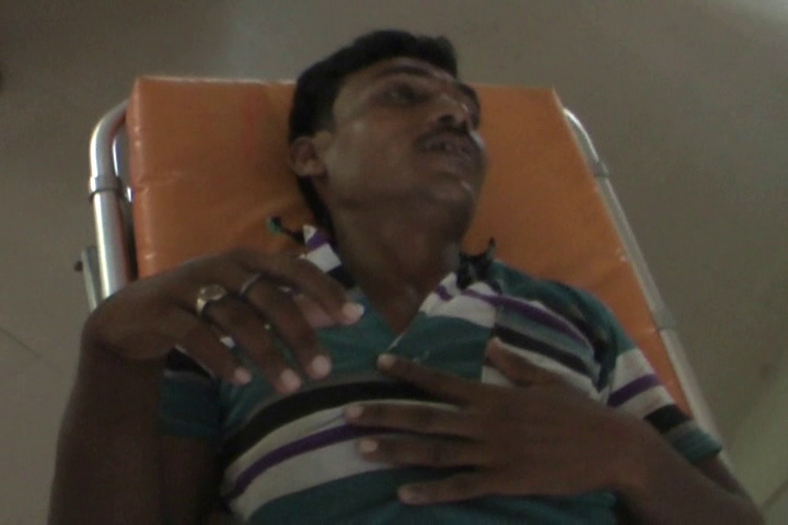 Beaten यूपी पुलिस का क्रूर चेहरा, घूस देेने से इनकार किया तो बीच सड़क पर दौड़ा- दौड़ाकर पीटा