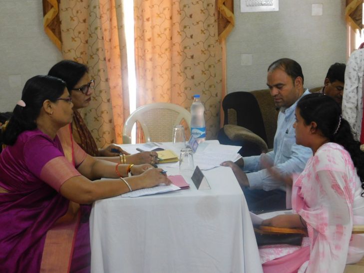 balaghat बीच बचाव करने की सजा काट रही महिला, अब महिला आयोग पहुंचा मामला