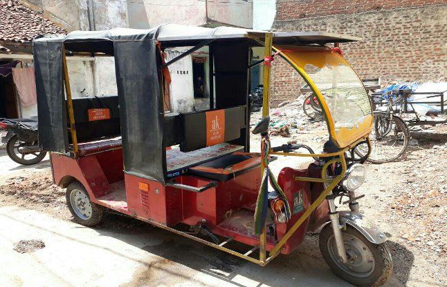 E-rickshaw, E-rickshaw battery, Icnident, Battery ई-रिक्शा की बैटरी साफ करते वक्त जोर की आवाज के साथ ब्रस्ट, चालक की आंखों में घुसा पानी
