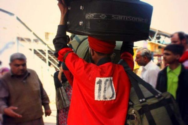 coolie कुलियों की मनमानी से परेशान हो रहे यात्री, फिर भी नहीं हो रही कोई कार्रवाई