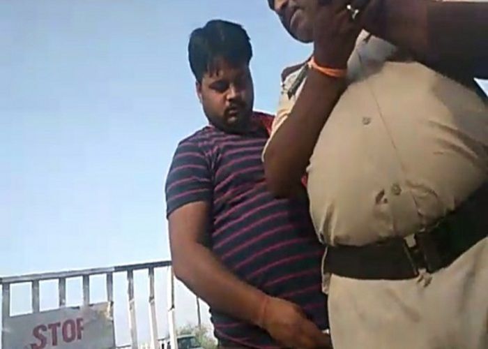 police पुलिसकर्मी
की जेब में रुपए रखकर निकाल
ले जाते हैं रेत से भरे वाहन
