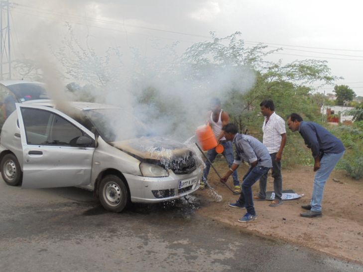 Fire in moving car चलती कार में लगी आग, बाल-बाल बचा परिवार