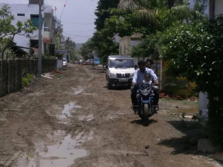 raisen सीवेज लाइन के लिए खोद डाली सड़क, अब बारिश भर झेलो मुसीबत