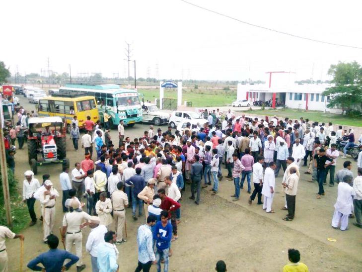 onion transport बारिश में भीगने से प्याज खराब, गुस्साए किसानों ने लगाया जाम