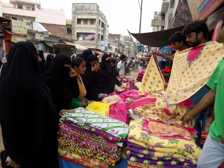 Eid shopping ईद की खरीददारी को लेकर दिखी बाजारों में रौनक