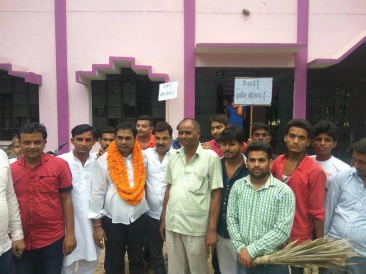 Reservation demand सवर्ण आरक्षण की मांग को लेकर बुलंद हुई आवाज, सड़क पर उतरे लोग