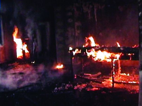 Attempt to burn the woman alive by setting fire to सरकारी बैंक में भीषण आग, लाखों की राशि जलकर हुई खाक, देखें वीडियो