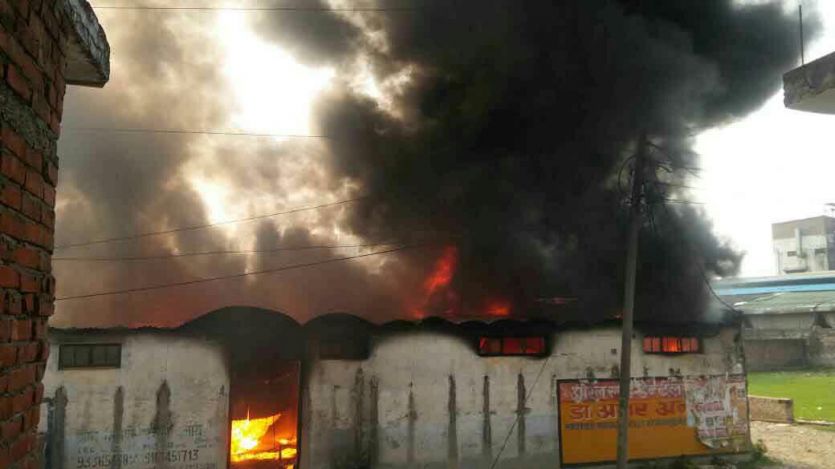 Fire in Factory प्लास्टिक फैक्ट्री में लगी आग, लाखों का नुकसान