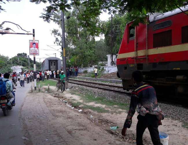 train accident .... जब डिब्बों को छोड़कर दौड़ने लगा ट्रेन का इंजन