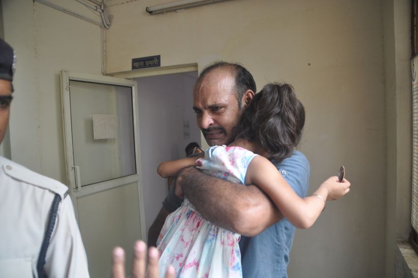 The police beat the innocent mummy from the police पुलिस से बोली मासूम मम्मी को पीटते थे पापा, वह रोती-चीखती थीं कोई नहीं बचाता था