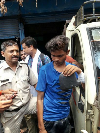 Girl robbed of mobile robbers fleeing the public p छात्राओं का मोबाइल लूटकर भागे लुटेरों को पब्लिक पुलिस ने पकड़ा
