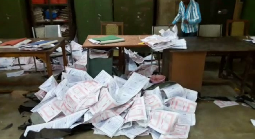 file नगर निगम के टैक्स विभाग की फाइलों को बंदरों ने किया नष्ट