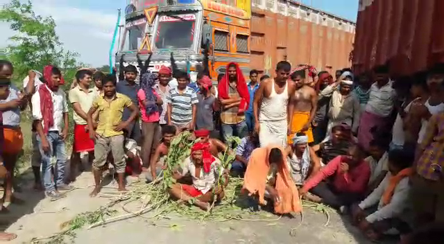 road jam एआरटीओ की दबंगई से नाराज ट्रक ड्राइवरों ने सड़क जाम कर किया हंगामा