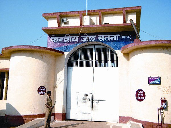 Female constable suicide in satna Central jail महिला आरक्षक फोन में कर रही थी प्यार-मोहब्बत की बात, फिर हुआ कुछ ऐसा कि सब गए चौंक