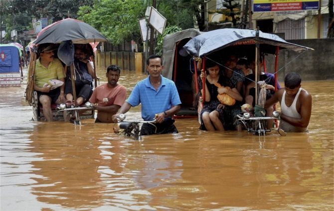 Assam Flood: Eight Districts Over One Lakh People Affected In Assam Flood - असम में बाढ़ से आठ जिले जलमग्न, लाखों लोग चपेट में | Patrika News