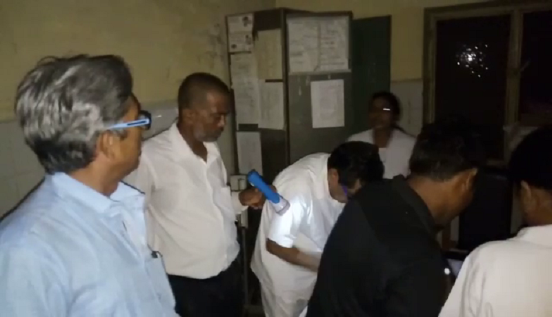 यूपी की स्वास्थ्य व्यवस्था का हाल, जिला अस्पताल में टार्च की रोशनी में होता है मरीजों का इलाज