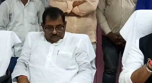 Bharat Singh योगी के मंत्री दे रहे थे जनहित योजनाओं की जानकारी, सो रहे थे बीजेपी सांसद