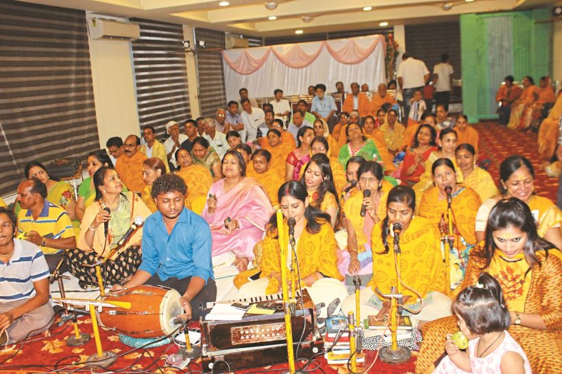 Devotees immersed in the meditation of Radha-Rani, भजन गुनगुनाते श्रीराधा-रानी के ध्यान में डूबे भक्त
