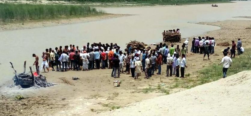 road accident एक साथ जली चार युवाओं की चिता, गम में डूबे लोग