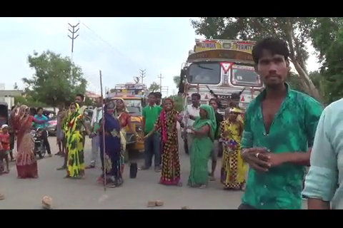 Mathura Delhi Link Road विद्युत विभाग के खिलाफ रोड जाम