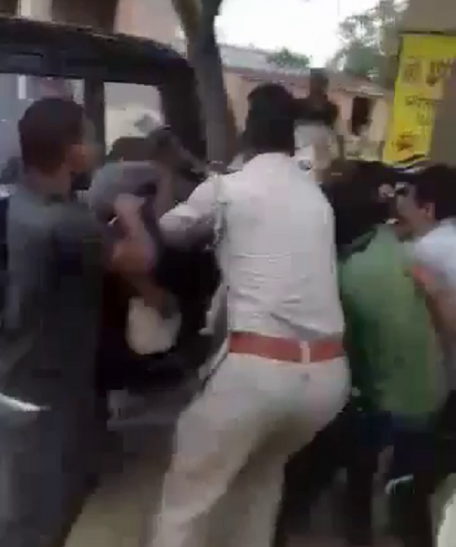 Beaten रात के अंधेरे में प्रेमिका के घर में घुसा प्रेमी, परिजनों ने की जमकर धुनाई