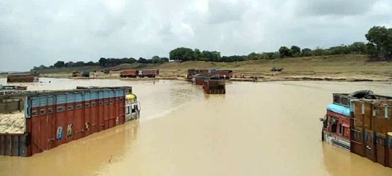 flood यमुना नदी में आई अचानक बाढ़, कई गाड़ियां पानी में डूबी