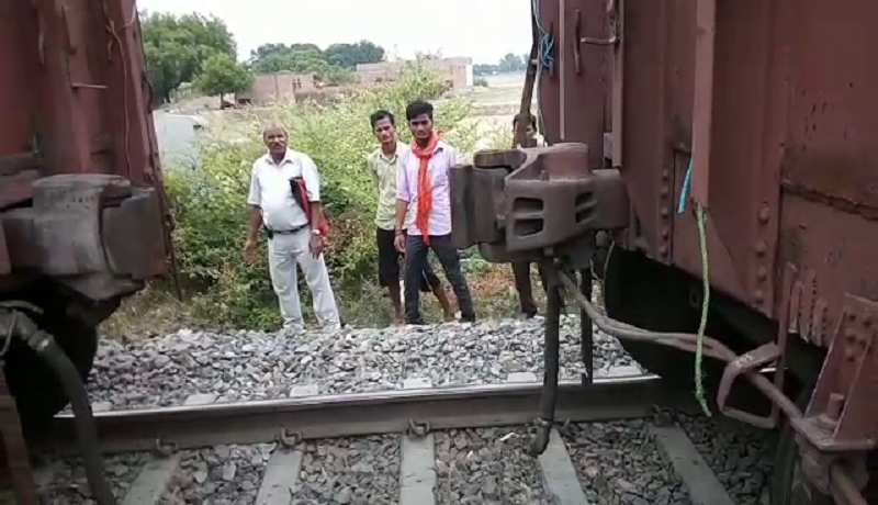चलती मालगाड़ी दो हिस्सों में बटी, बड़ा हादसा टला