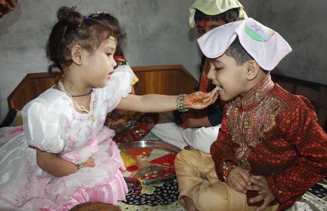 raksha bandhan 2017 muhurat jabalpur बहनों को राखी बांधने के लिए मिलेंगे सिर्फ 4 घंटे, जानिए क्या है वजह