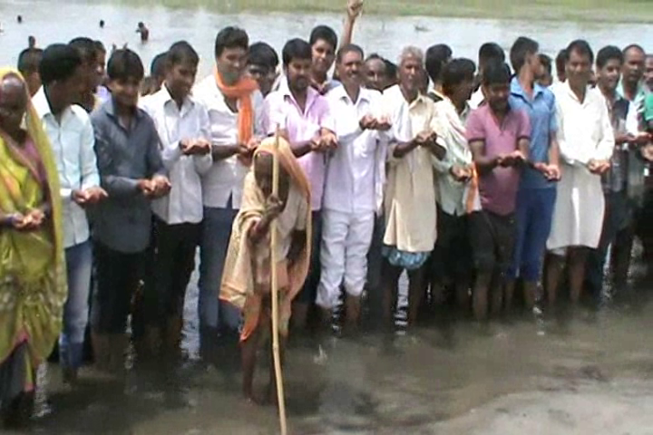 Jal satyagrah पुल निर्माण की मांग को लेकर शुरू हुआ जल सत्याग्रह