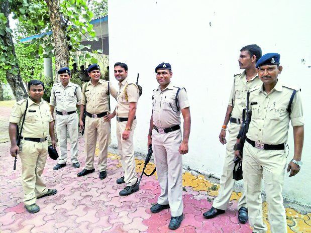 IAS to court on tight security on threat of sand m रेत माफियाओं की धमकी पर कड़ी सुरक्षा में पेशी पर कोर्ट पहुंचीं आईएएस