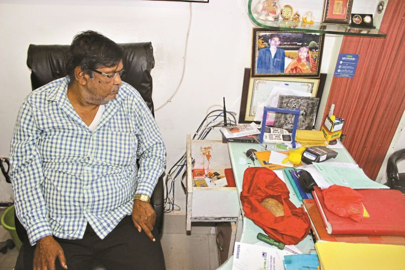Thieves made a shop and two houses to carry millio चोरों ने एक दुकान और दो मकानों से कर दिया लाखों का माल पार