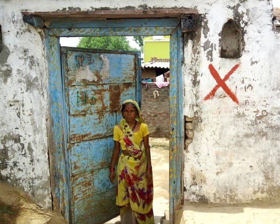 Marks of red cross placed on non-rehabilitation ho न पुनर्वास हुआ न मुआवजा दिया और घरों पर लगा दिए क्रास के निशान