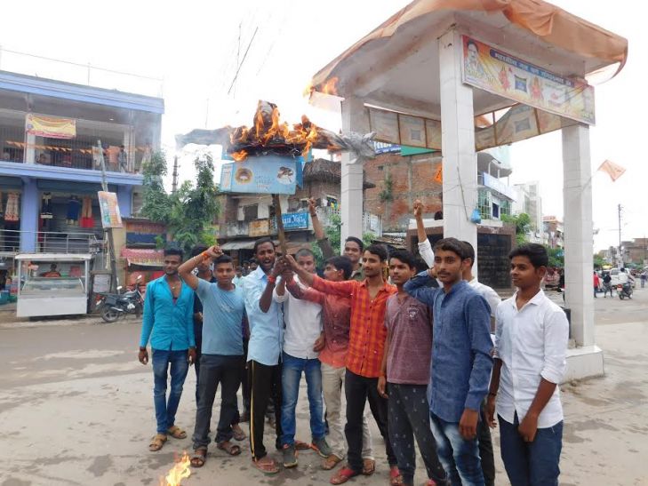 Abvp protest आजम खान के खिलाफ फूटा एबीवीपी का गुस्सा, कहा- ऐसे लोगों को देश में रहने का अधिकार नहीं