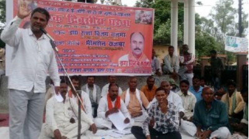 Protest योगी के मंत्री के खिलाफ लोगों का धरना, इस वजह से नाराज हैं लोग