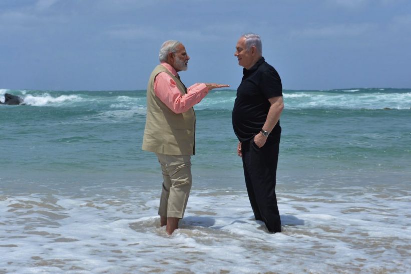 pm modi on dor beach दोस्त नेतन्याहू के साथ जब बीच पर घूमे मोदी, शेयर किया वीडियो