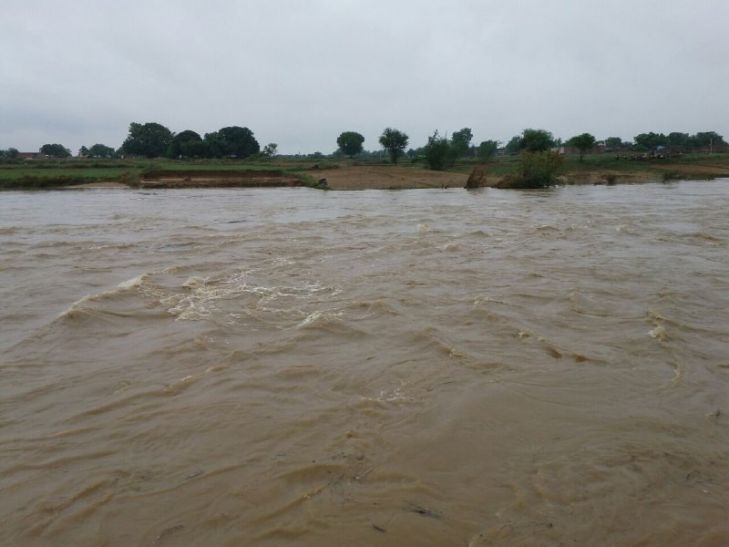 Flood in Mirzapur मिर्जापुर में बादल फटने से 10 घरों समेत पूरा परिवार बहा, एक की मौत, तीन लापता