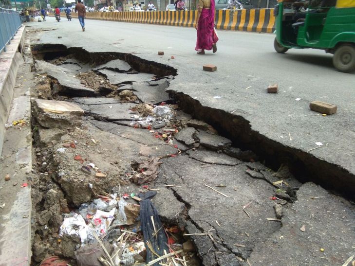 पहली बारिश में ही धंस गई डिप्टी सीएम के शहर की सड़कें, दावों की खुली पोल