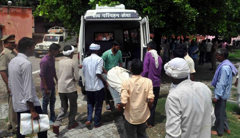 Death Due to Poisonous Liquor in Azamgarh आजमगढ़ में जहरीली शराब पीकर मरने वालों की संख्या 17 हुई, पीड़ितों से मिलने पहुंचे नेता