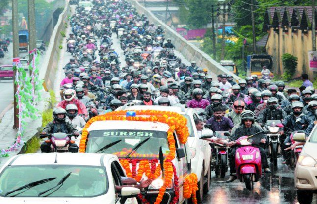 bangalore news आरएसएस कार्यकर्ता की शवयात्रा पर पथराव