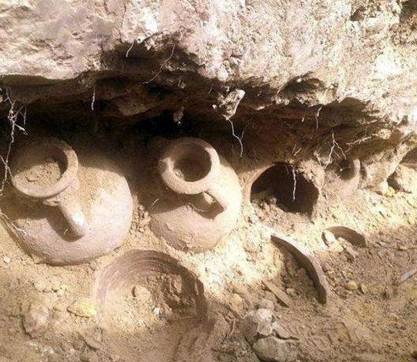 six hundred kg haul of ancient Roman coins unearth ज़मीन की हो रही थी खुदाई, तभी मिले हजारों साल पुराने घड़े लेकिन घड़ों में जो था उसे पाकर देश हुआ मालामाल