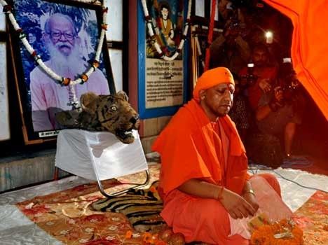 Yogi Adityanath सीएम की कुर्सी से दूर होंगे योगी, संभालेंगे महंत की गद्दी !