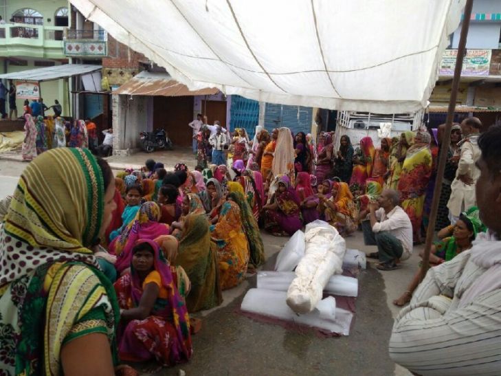 Villagers protest सड़क पर शव रखकर ग्रामीणों का प्रदर्शन, पुलिस पर किया पथराव