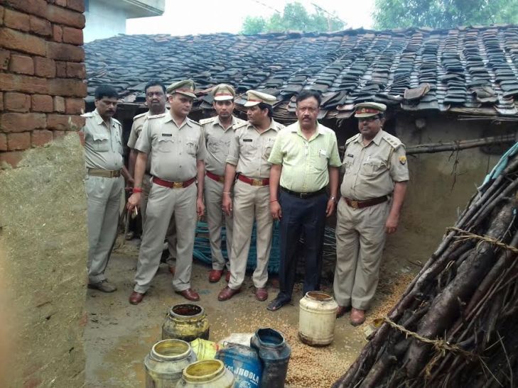 Raid आजमगढ़ में मौत के बाद जागा प्रशासन, आबकारी विभाग ने की ताबड़तोड़ छापेमारी