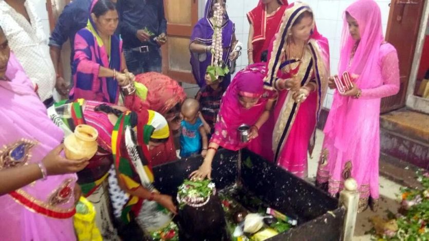 Temple शिव मंदिरों में जलाभिषेक के लिए श्रद्धालुओं की भारी भीड़