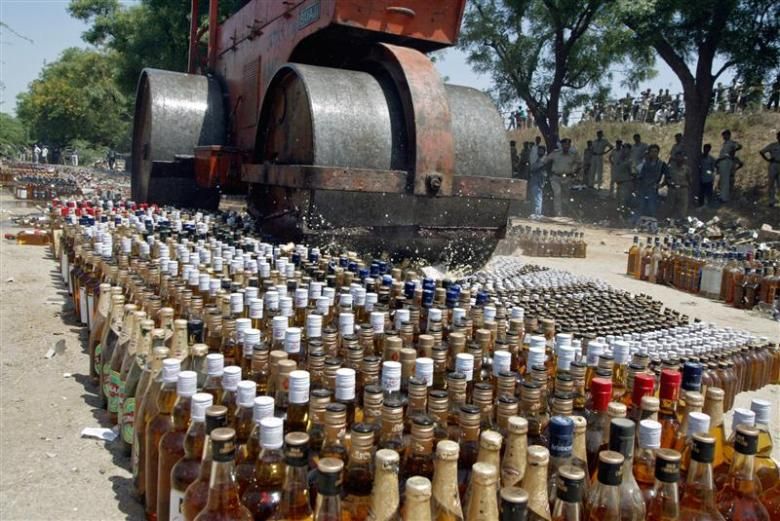 illegal liquor अवैध शराब कारोबार के खिलाफ यूपी पुलिस करने जा रही बड़ी कार्रवाई, जहरीली शराब से आजमगढ़ में हो चुकी है 26 की मौत