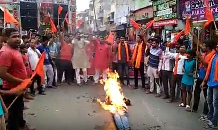 bajrang dal अमरनाथ यात्रा पर आतंकी हमले के बाद लोगों में आक्रोश, बजरंग दल ने फूंका आतंकी का पुतला