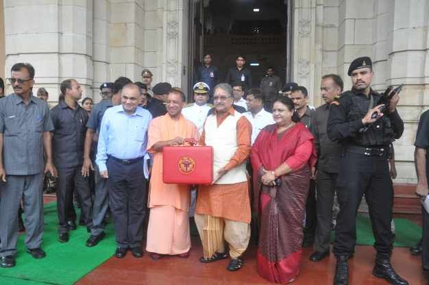 budget 2017 UP Budget 2017 : 500 करोड़ खर्च कर पांच जिला अस्पतालों को बनाया जायेगा मेडिकल कालेज