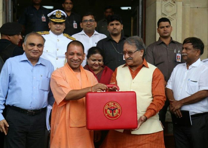 UP Budget 2017-18 #UPBudget2017: डेढ़ लाख युवाओं को पुलिस की नौकरी देगी योगी सरकार