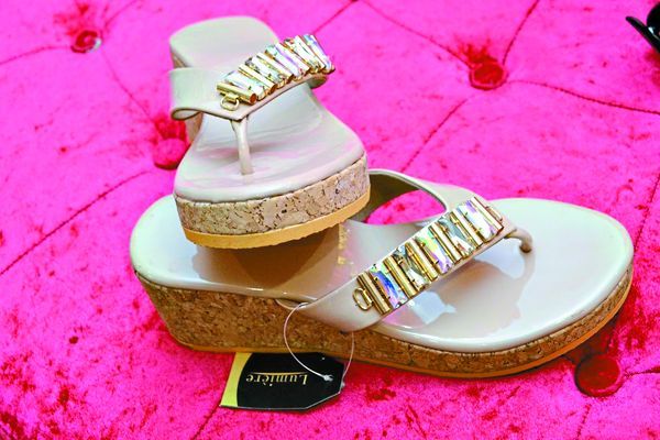 footwear परफेक्ट लुक के लिए ट्राय करे स्टाइलिश फुटवियर्स