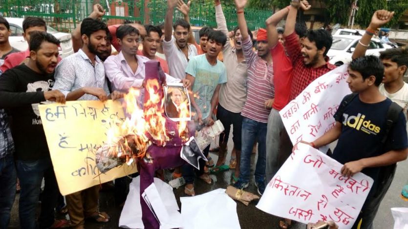 peoples protest against attack अमरनाथ यात्रा पर आतंकी हमले को लेकर संगम नगरी में फूटा आक्रोश